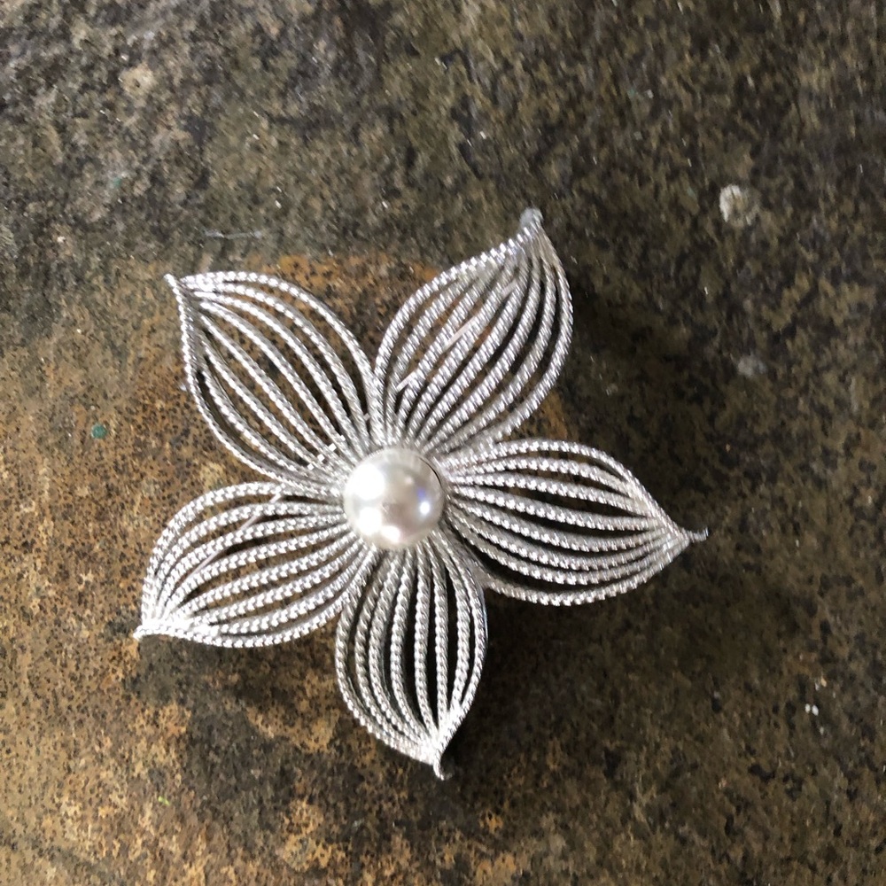 Elegant Vintage Silver Floral, aBrooch